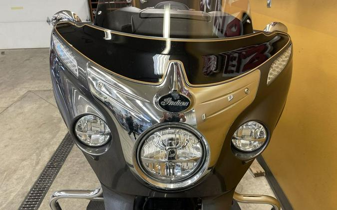 2017 Indian Motorcycle® Roadmaster® Steel Gray Over Thunder Black