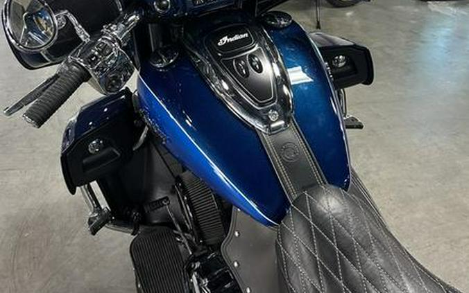 2017 Indian Motorcycle® Roadmaster® Icon Blue Sapphire & Brilliant Blue
