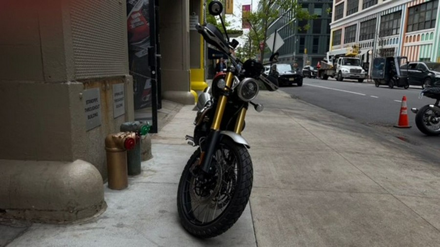 2025 Triumph Scrambler 1200 XE Baja Orange Phantom Black