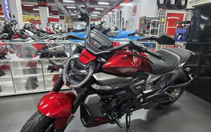 2026 Ducati XDiavel V4 Burning Red
