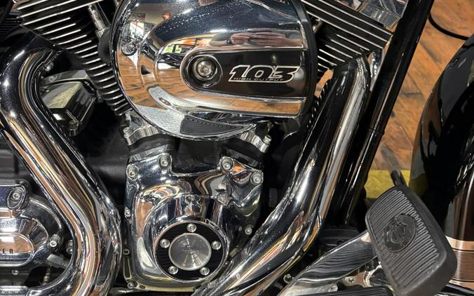 2016 Harley-Davidson Road King BLACK W/PINSTRIPE