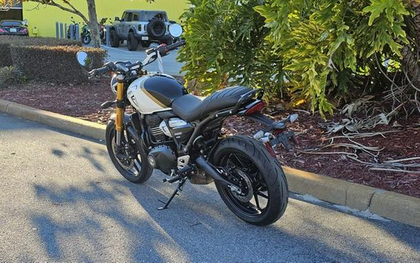 2026 Triumph Speed 400 Pearl Metallic White/Phantom Black