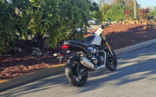 2026 Triumph Speed 400 Pearl Metallic White/Phantom Black