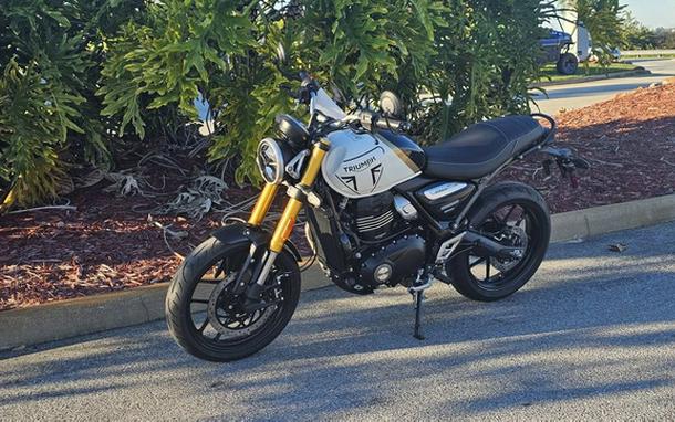 2026 Triumph Speed 400 Pearl Metallic White/Phantom Black