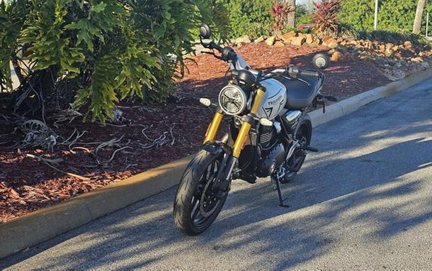 2026 Triumph Speed 400 Pearl Metallic White/Phantom Black