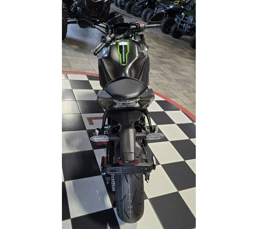 2024 Kawasaki Ninja® 650 Metallic Matte Graphenesteel Gray/Ebony