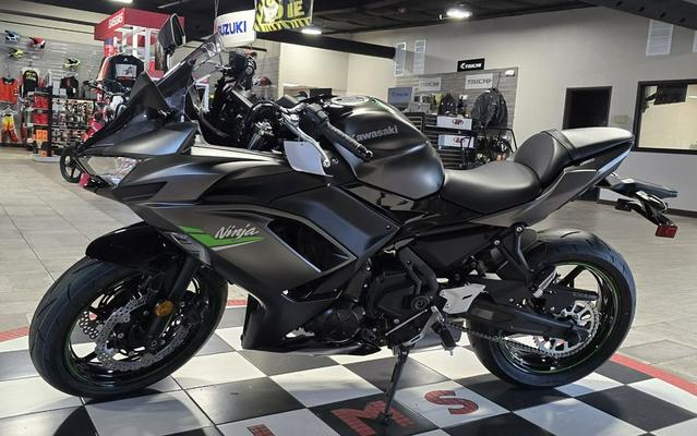 2024 Kawasaki Ninja® 650 Metallic Matte Graphenesteel Gray/Ebony