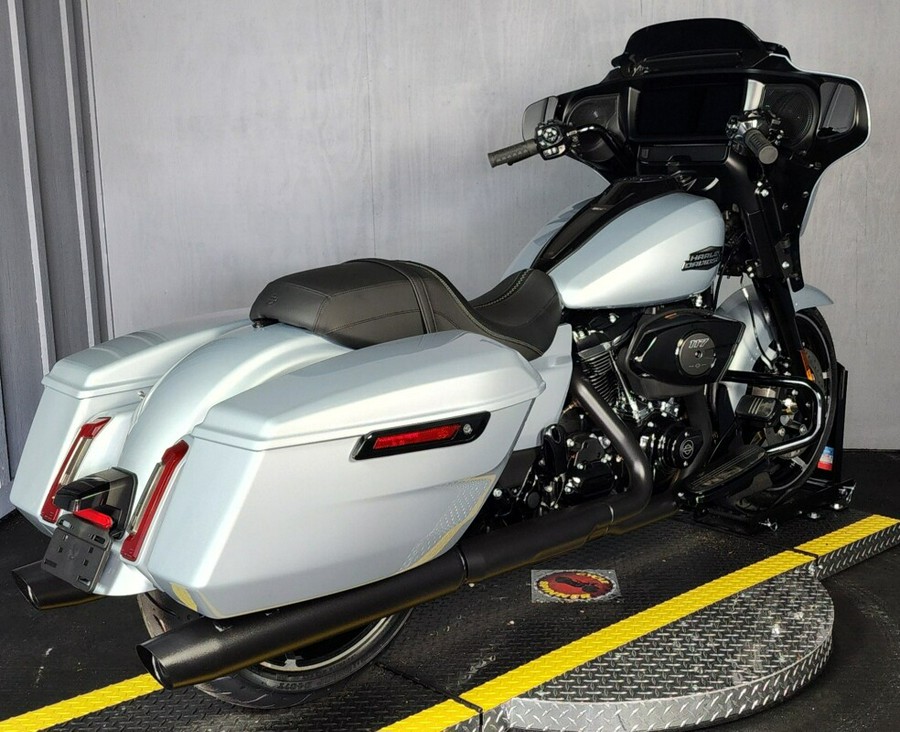 2024 Harley-Davidson Street Glide® FLHX ATLAS SILVER METALLIC