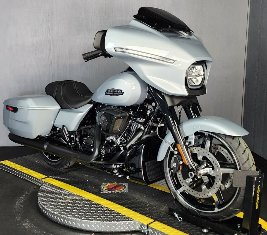 2024 Harley-Davidson Street Glide® FLHX ATLAS SILVER METALLIC