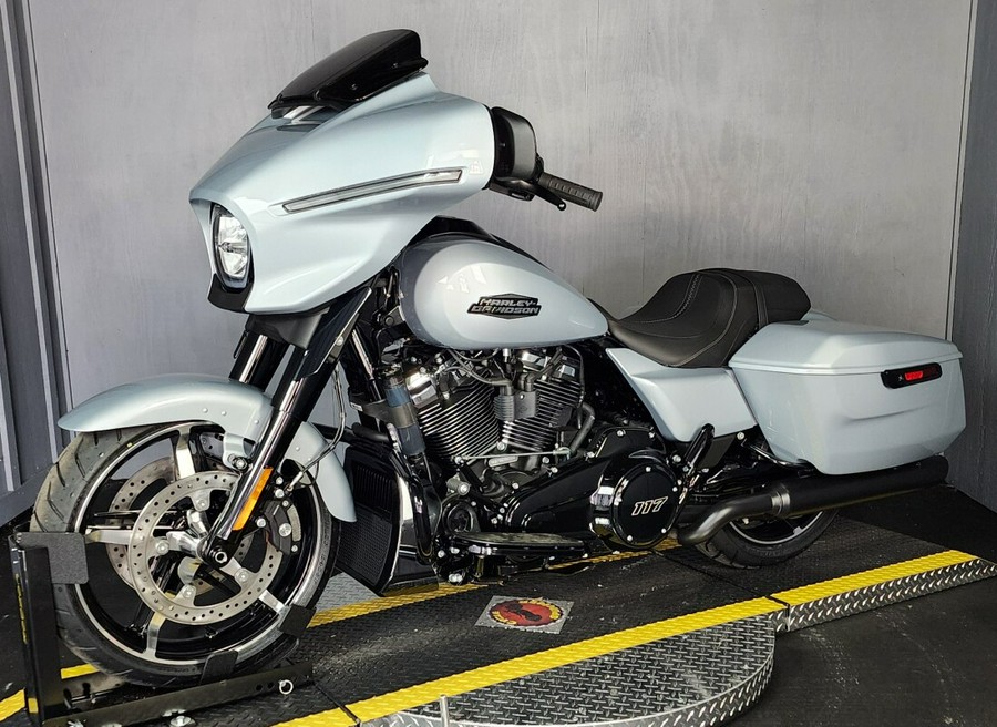 2024 Harley-Davidson Street Glide® FLHX ATLAS SILVER METALLIC