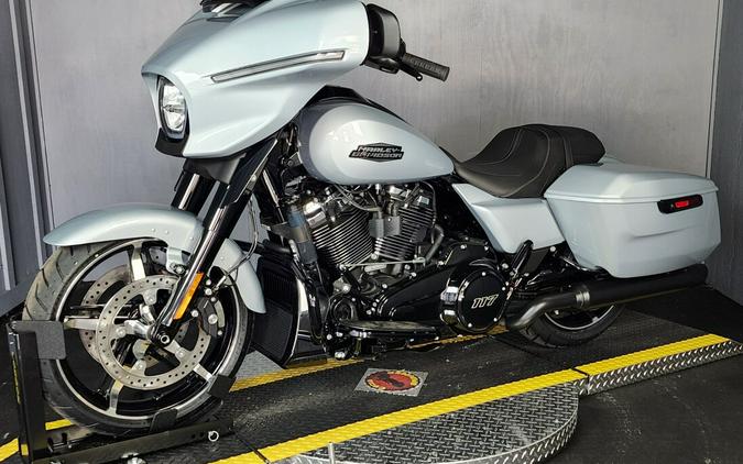 2024 Harley-Davidson Street Glide® FLHX ATLAS SILVER METALLIC