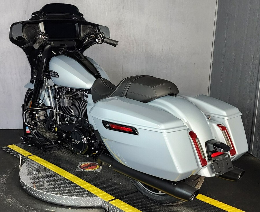 2024 Harley-Davidson Street Glide® FLHX ATLAS SILVER METALLIC