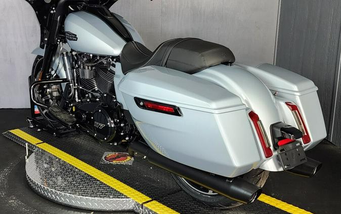 2024 Harley-Davidson Street Glide® FLHX ATLAS SILVER METALLIC