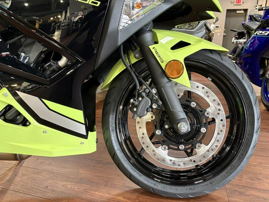 2026 Kawasaki Ninja® 500 ABS Metallic Yellowish Green/Ebony