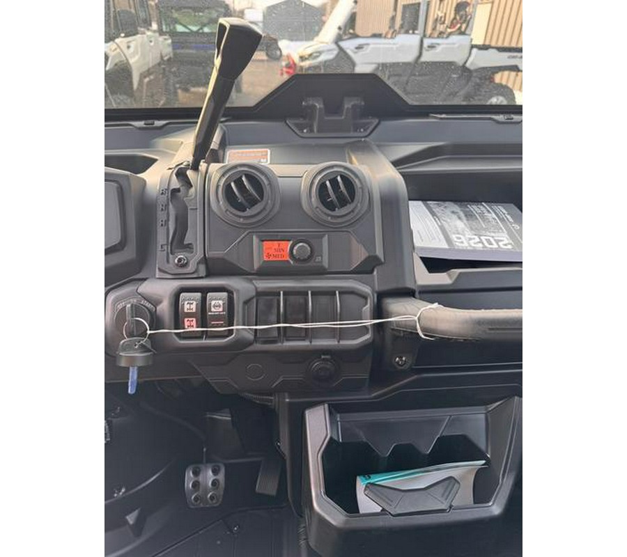 2026 Can-Am® Defender MAX DPS CAB HD10