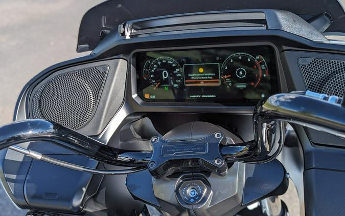 2024 Harley-Davidson Road Glide™ Atlas Silver Metallic - Black Finish