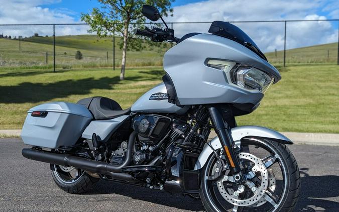 2024 Harley-Davidson Road Glide™ Atlas Silver Metallic - Black Finish