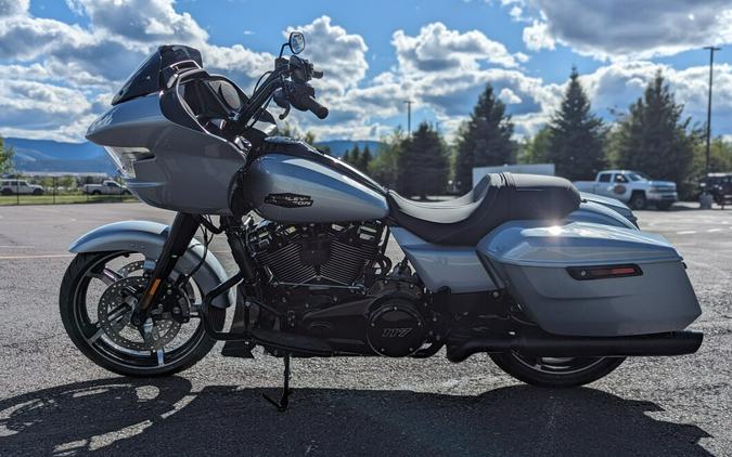 2024 Harley-Davidson Road Glide™ Atlas Silver Metallic - Black Finish