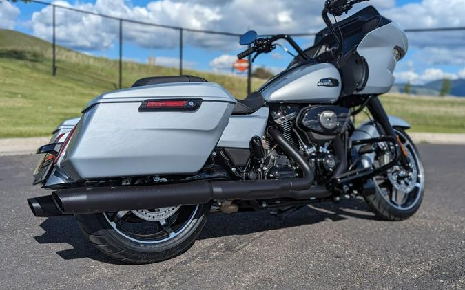 2024 Harley-Davidson Road Glide™ Atlas Silver Metallic - Black Finish