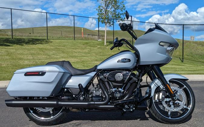 2024 Harley-Davidson Road Glide™ Atlas Silver Metallic - Black Finish