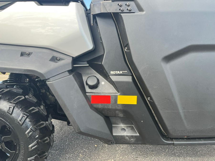 2019 Can-Am Defender XT CAB HD10
