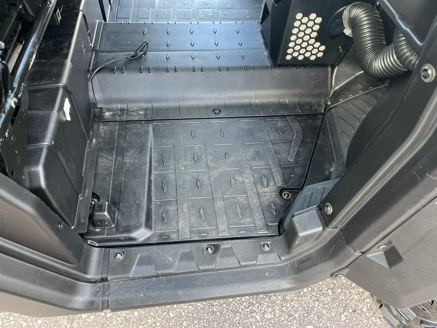 2019 Can-Am Defender XT CAB HD10