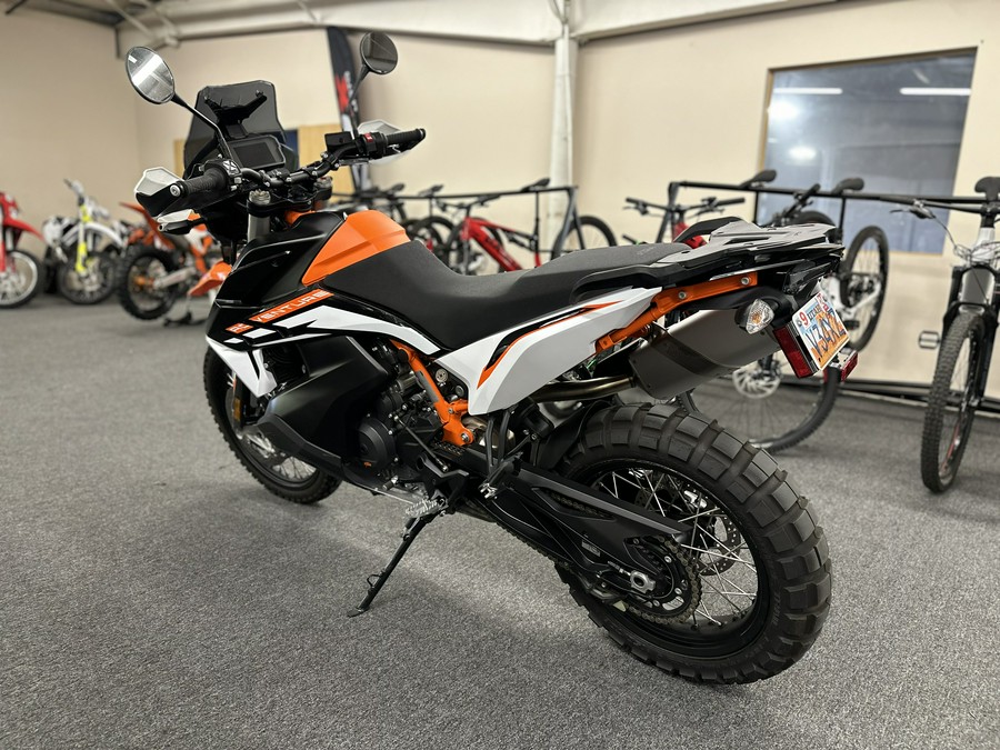 2022 KTM Adventure 890 R