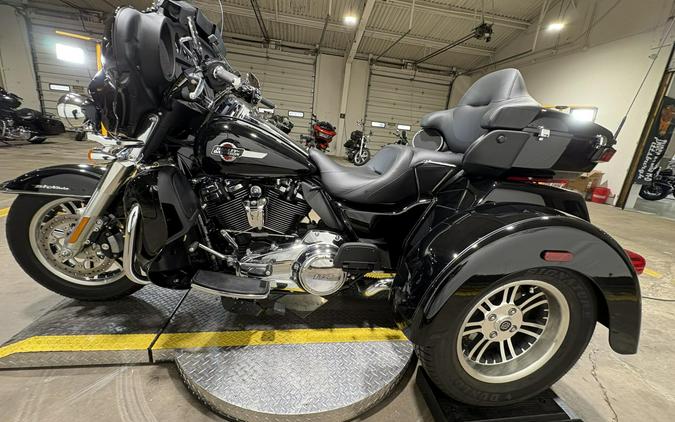 2022 Harley-Davidson® Tri Glide® Ultra Vivid Black