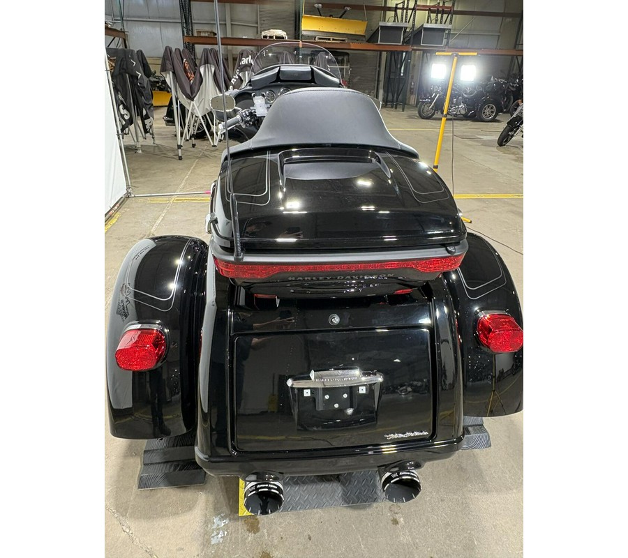2022 Harley-Davidson® Tri Glide® Ultra Vivid Black