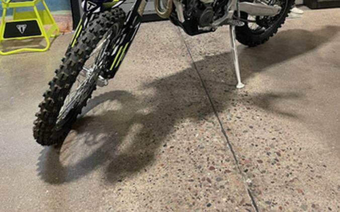 2026 Triumph TF 250-E Jet BlackPure White