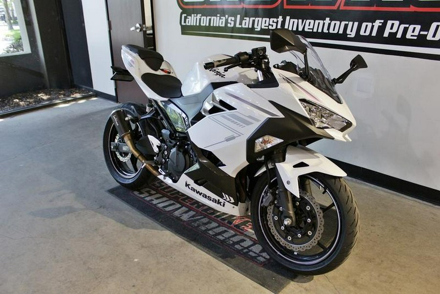 2023 Kawasaki Ninja® 400 Pearl Blizzard White/Metallic Carbon Gray