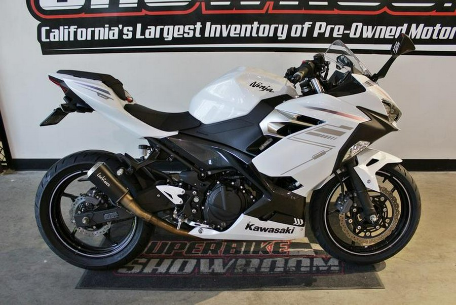 2023 Kawasaki Ninja® 400 Pearl Blizzard White/Metallic Carbon Gray