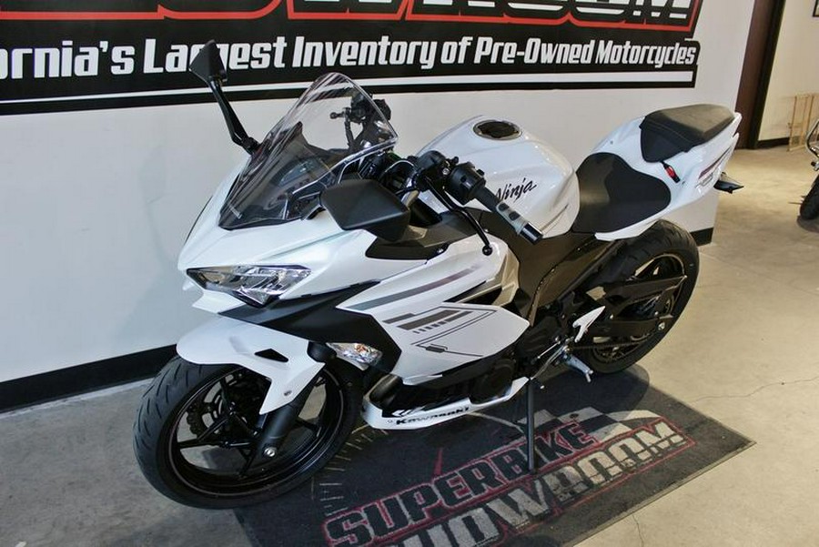 2023 Kawasaki Ninja® 400 Pearl Blizzard White/Metallic Carbon Gray