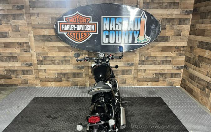 2025 Triumph Bonneville Bobber - Jet Black