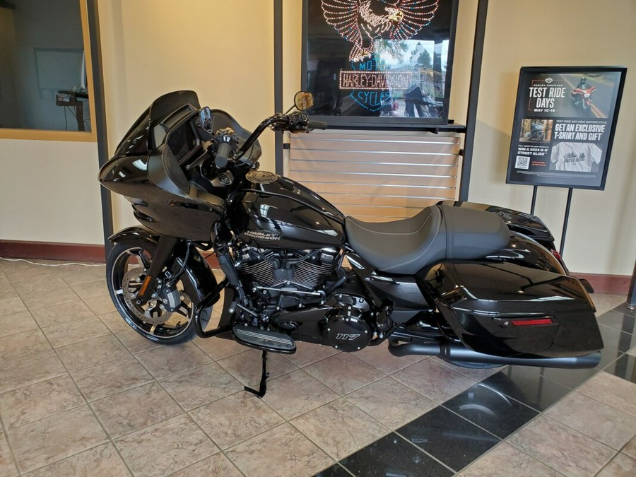 2024 Harley-Davidson Road Glide™ Vivid Black - Black Finish