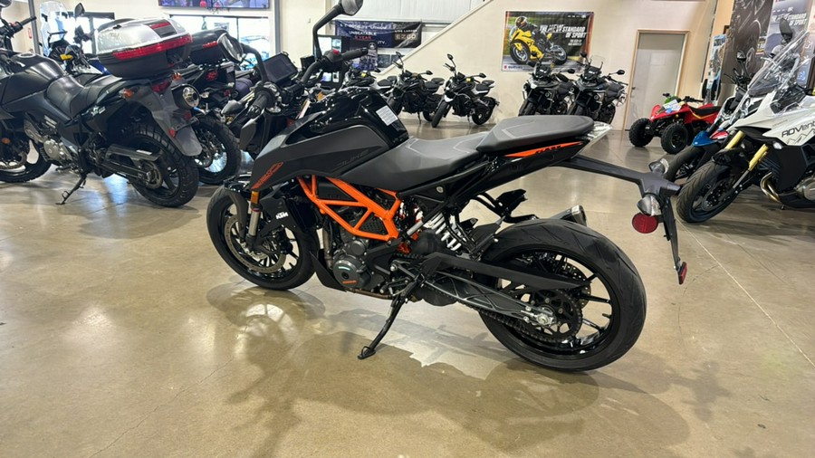 2023 KTM Duke 390