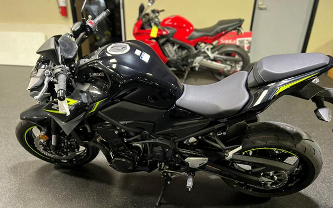 2024 Kawasaki Z900 ABS Metallic Spark Black/Metallic Matte Dark Gray