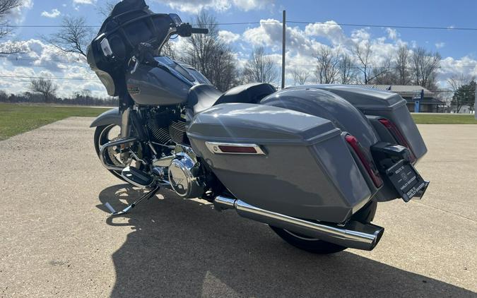2026 Harley-Davidson® Street Glide® Dark Billiard Gray Black Solo Cast Wheels