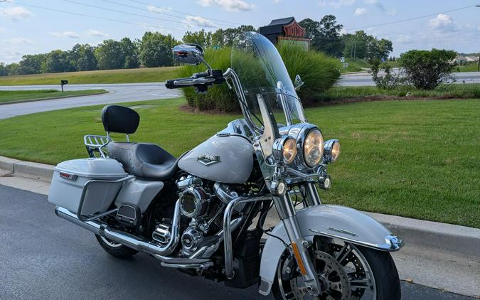 2020 Harley-Davidson® Road King® Stone Washed White Pearl