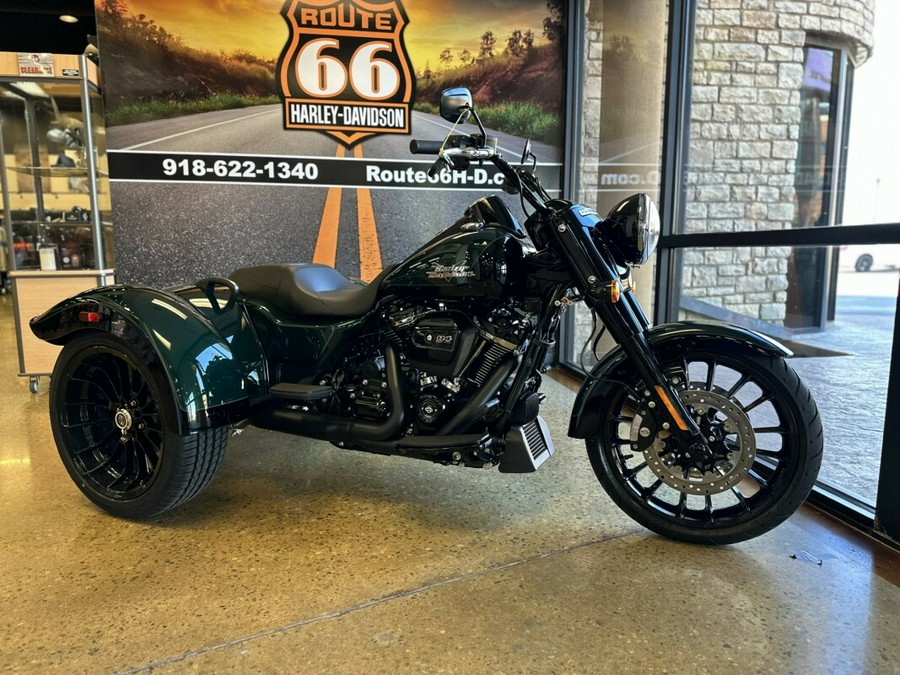 2024 Harley-Davidson Freewheeler Alpine Green/Black W/Pinstripe