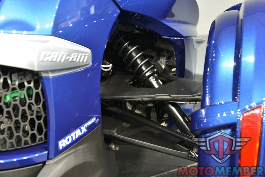 2016 Can-Am® Spyder® RT 6-Speed Semi-Automatic (SE6)