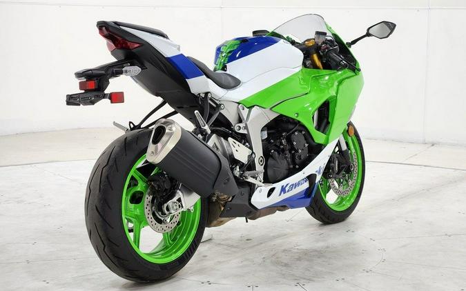 2024 Kawasaki Ninja® ZX™-6R ABS Pearl Robotic White/Metallic Graphite Gray