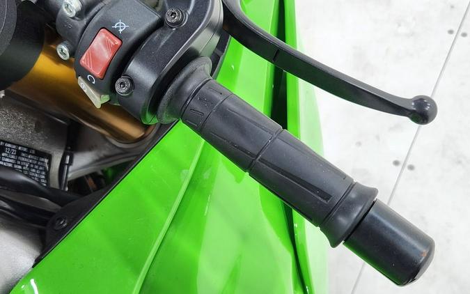 2024 Kawasaki Ninja® ZX™-6R ABS Pearl Robotic White/Metallic Graphite Gray