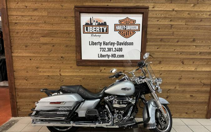 2019 Harley-Davidson® Road King® Barracuda Silver FLHR