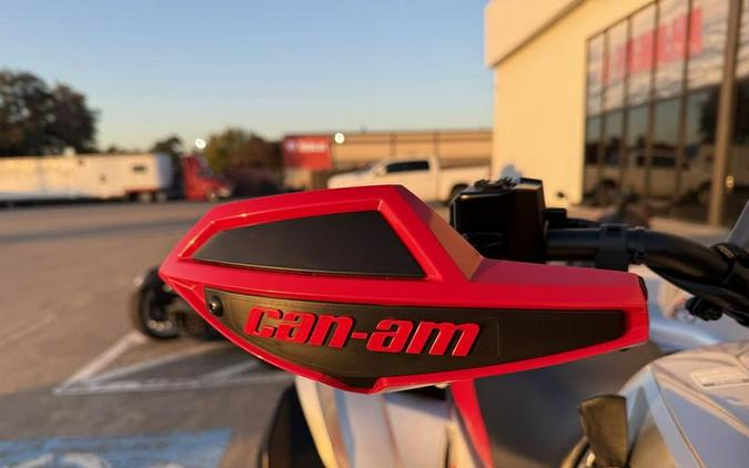 2026 Can-Am® Renegade X mr 1000 R Hyper Silver & Legion Red