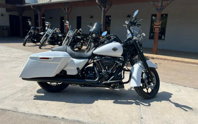 2024 Harley-Davidson® Road King® Special White Onyx Pearl - Black Finish