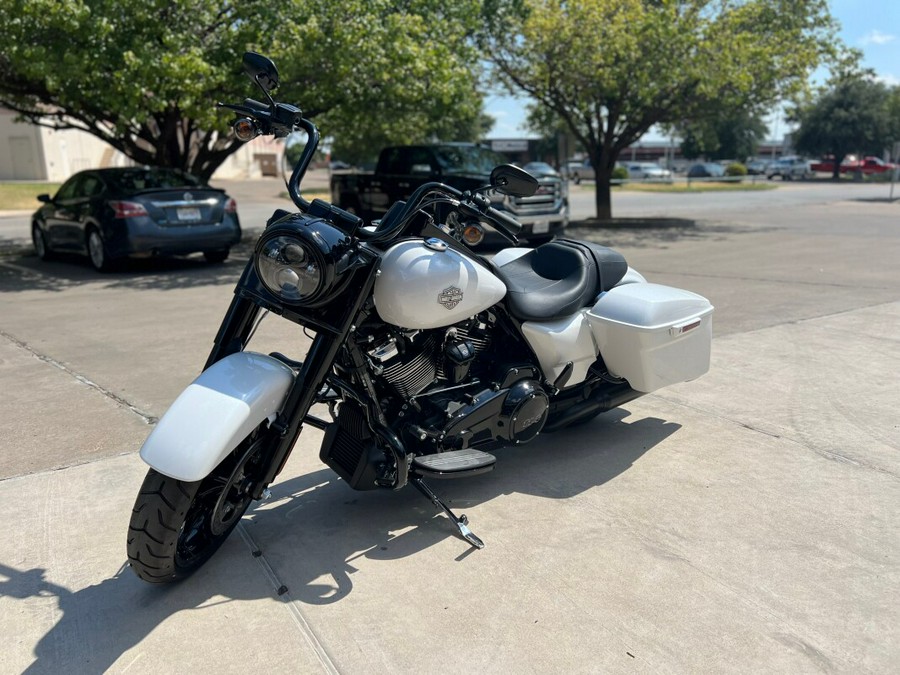 2024 Harley-Davidson® Road King® Special White Onyx Pearl - Black Finish