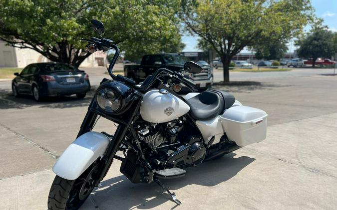 2024 Harley-Davidson® Road King® Special White Onyx Pearl - Black Finish