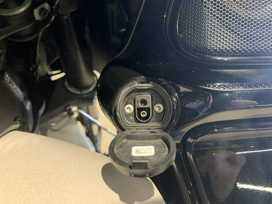 2023 Indian Pursuit Dark Horse with Premium Package Silver Qua