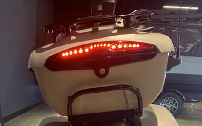 2023 Indian Pursuit Dark Horse with Premium Package Silver Qua